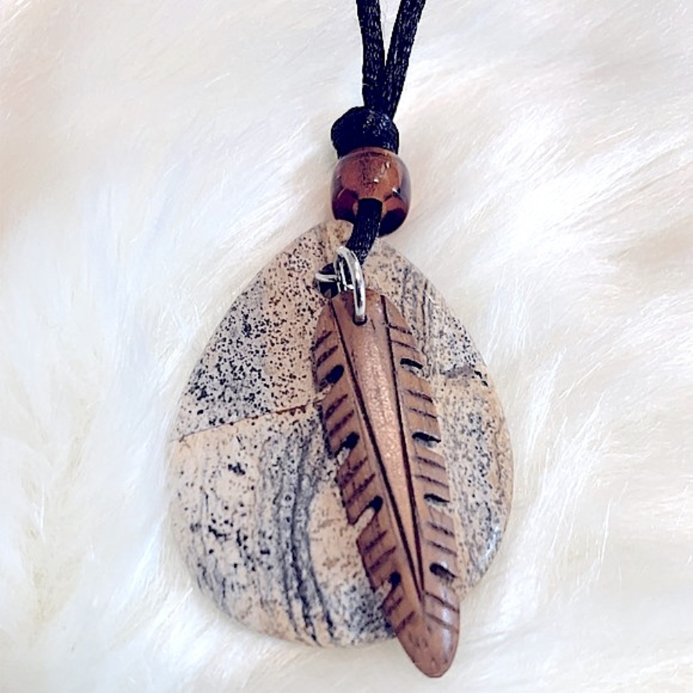✨HP✨🆕 Boho Healing Speckled Jasper Stone w/Wooden Carved Feather Charm Necklace - Picture 1 of 14